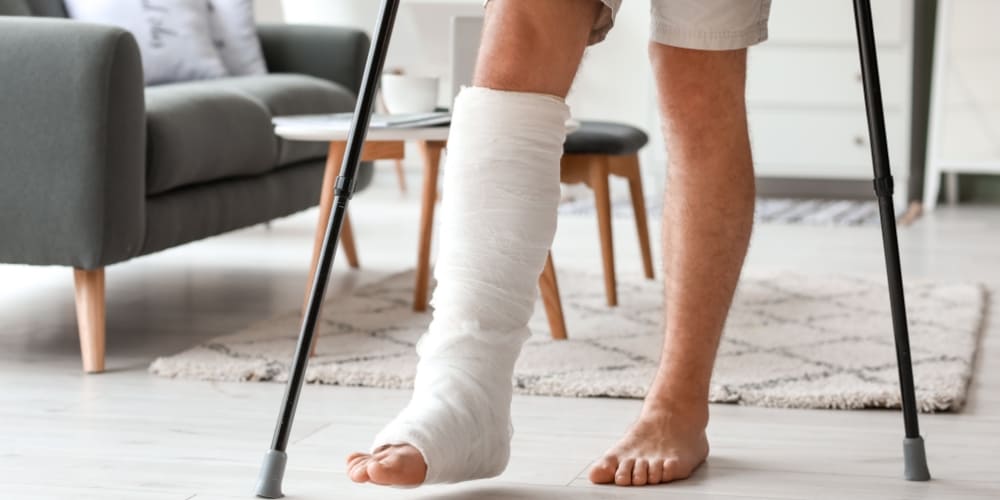 خدمات باز کردن گچ پا در منزل