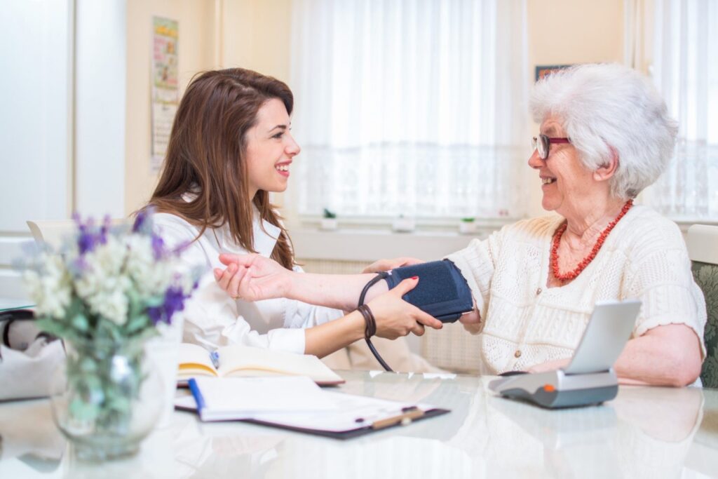 سرویس‌ های پزشکی شبانه‌ روزی در منزل: مزایا و محدودیت‌ ها