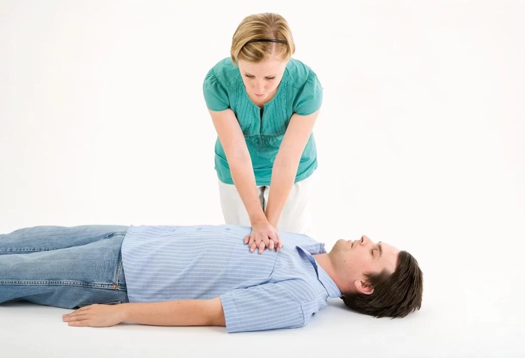 آموزش CPR و احیای قلبی‑ریوی (CPR) با کمک تیم ویزیت در منزل